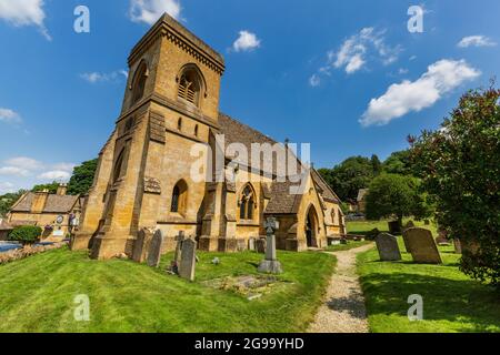 Chiesa di St Barnaba nel villaggio di Cotswold di Snowshill, Gloucestershire, Inghilterra Foto Stock