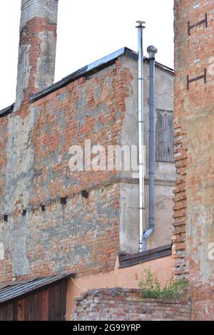 Il vecchio edificio, trascurato, sta decadendo in città. Estate. Foto Stock