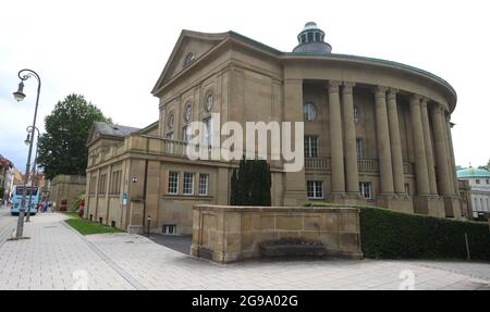 Bad Kissingen, Germania. 25 luglio 2021. Vista sul Regentenbau. Nel 24.07.2021 l'UNESCO ha incluso la città termale di Bad Kissingen come parte del nuovo sito Patrimonio dell'Umanità "grandi Terme d'Europa". Credit: Karl-Josef Hildenbrand/dpa/Alamy Live News Foto Stock