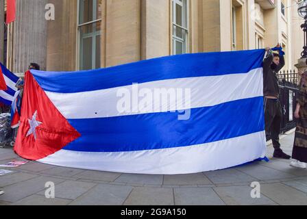 Londra, Regno Unito. 24 luglio 2021. I manifestanti si sono riuniti in Piazza Trafalgar per protestare contro il blocco statunitense di Cuba. Foto Stock