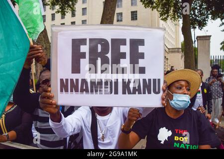 Londra, Regno Unito. 24 luglio 2021. Un protestore tiene un cartello 'Free Nnamdi Kanu'. I manifestanti si sono riuniti ogni giorno fuori Downing Street, chiedendo il rilascio di Nnamdi Kanu, il leader della popolazione indigena di Biafra, e a sostegno di Biafra, l'ex stato che fa parte della Nigeria. Foto Stock