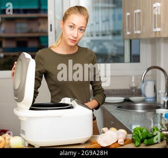 Ragazza in casa Foto Stock