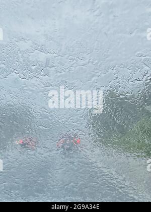 Pioggia sull'autostrada, forte pioggia sul parabrezza Foto Stock