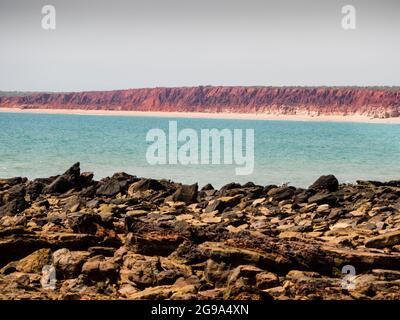 Red pindan scogliere e bassa marea a Walmadan (James Price Point), Dampier Peninsula, Kimberley, Australia Occidentale Foto Stock