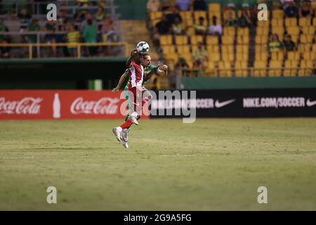 San Pietroburgo, FL USA; Loudoun United FC Forward Kairu Amoustapha (11) e Tampa Bay Rowdies difensore Max Lechowecki (16) testa la palla durante un USL Foto Stock