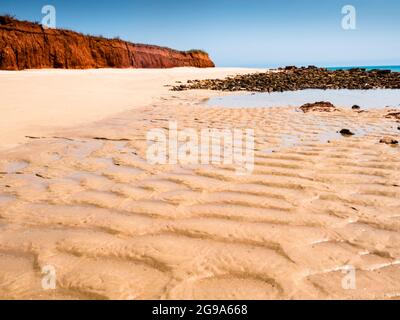 Modelli di sabbia e scogliere rosse di pindan a Walmadan (James Price Point), Dampier Peninsula, Kimberley, Australia Occidentale Foto Stock