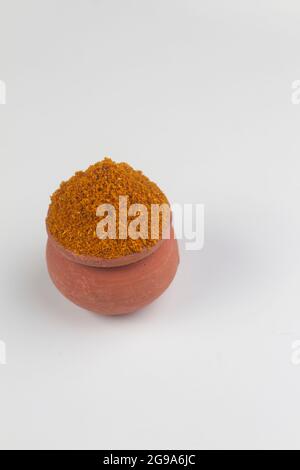 Indiano Spice colorato anche conosciuto come polvere di coriandolo, polvere di Dhaniya isolato su sfondo bianco in caraffa. Foto Stock