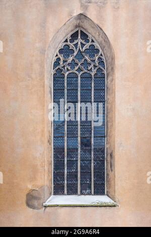 Finestra sulla facciata dell'edificio storico urbano vista frontale, Tallinn, Estonia Foto Stock