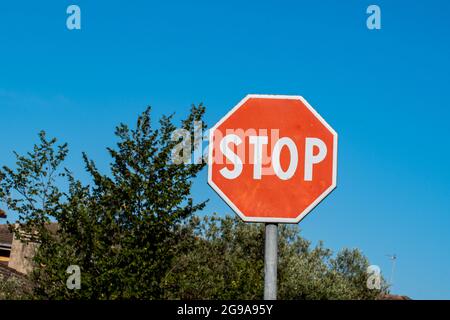 Segnale di stop italiano all'incrocio Foto Stock