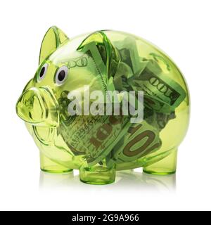 Trasparente piggy banca piena di dollari bollette isolato su sfondo bianco Foto Stock