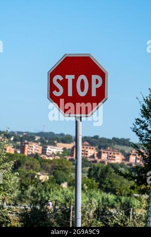Segnale di stop italiano all'incrocio Foto Stock