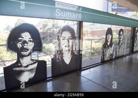 Una serie di fotografie con poesia dell'artista Alex Flemming esposte sul bicchiere della stazione della metropolitana di Sumaré. São Paulo Brasile. Foto Stock