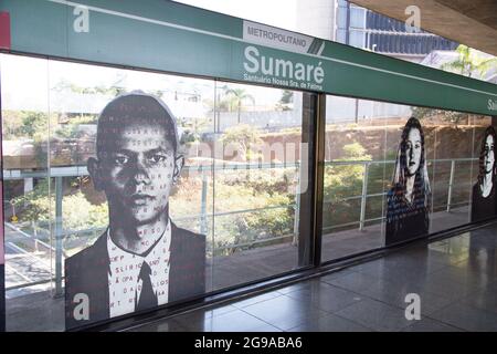 Una serie di fotografie con poesia dell'artista Alex Flemming esposte sul bicchiere della stazione della metropolitana di Sumaré. São Paulo Brasile. Foto Stock