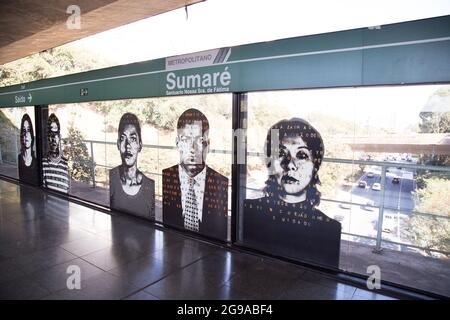 Una serie di fotografie con poesia dell'artista Alex Flemming esposte sul bicchiere della stazione della metropolitana di Sumaré. São Paulo Brasile. Foto Stock