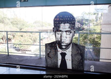 Una serie di fotografie con poesia dell'artista Alex Flemming esposte sul bicchiere della stazione della metropolitana di Sumaré. São Paulo Brasile. Foto Stock