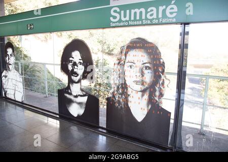 Una serie di fotografie con poesia dell'artista Alex Flemming esposte sul bicchiere della stazione della metropolitana di Sumaré. São Paulo Brasile. Foto Stock