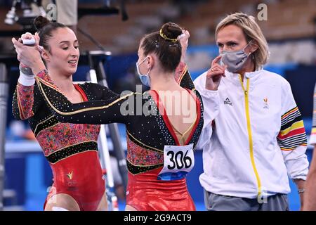 Ginnastica artistica belga Nina Derwael, ginnastica artistica belga Lisa Vaelen e allenatore di ginnastica belga Marjorie Heuls, raffigurata durante i qualificati Foto Stock