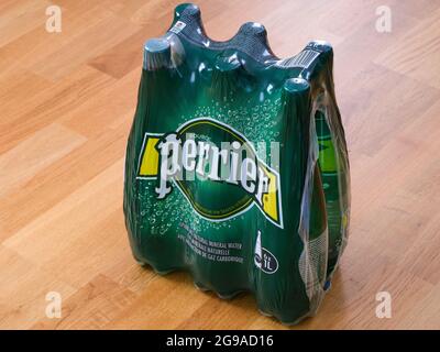 Tambov, Federazione Russa - 24 luglio 2021 Confezione da 6 bottiglie con acqua Perrier su pavimento in parquet. Foto Stock