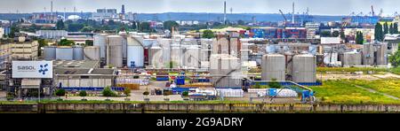 Amburgo, Germania, 22 luglio 2021: Panorama ad alta risoluzione del porto petrolifero di Amburgo con serbatoi, navi di stoccaggio e punti di trasbordo, vista aerea Foto Stock