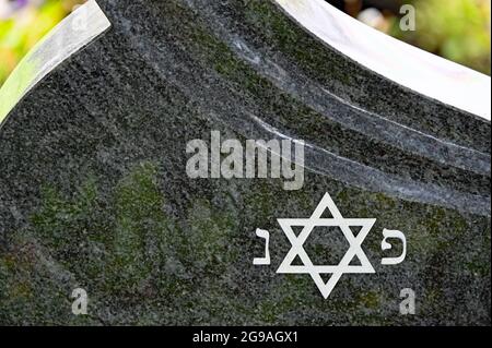 Lapide con Stella di Davide e la formula introduttiva ebraica פ 'נ': Qui è sepolto Foto Stock