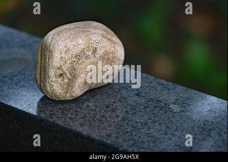 Pietre su una tomba ebraica per onorare i morti e come espressione di silenziosa simpatia Foto Stock