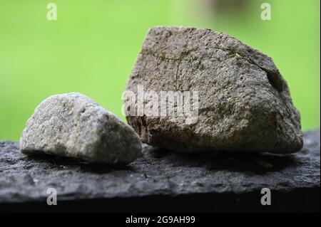 Pietre su una tomba ebraica per onorare i morti e come espressione di silenziosa simpatia Foto Stock