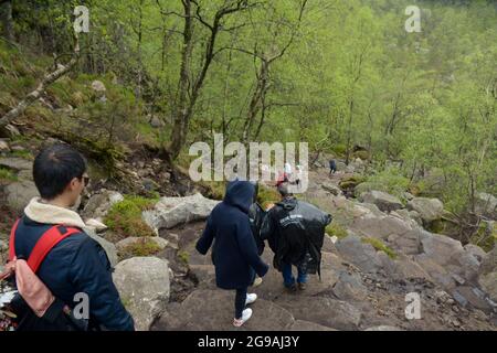 Rogaland, Norvegia - 23 maggio 2017: I visitatori si dirigono lungo il sentiero insidioso dopo aver visitato la roccia Pulpit, Norvegia. Chiamato anche Preikestolen Foto Stock