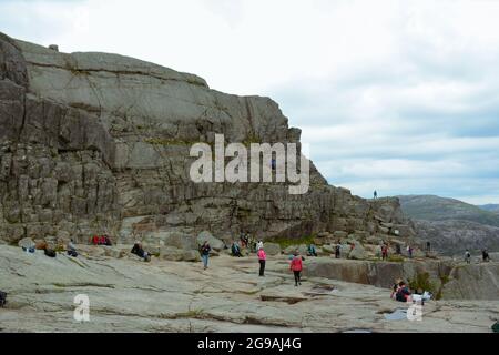 Rogaland, Norvegia - 23 maggio 2017: Escursionisti che riposano in cima alla roccia Pulpit, dopo aver camminato per quasi due ore fino alla vetta. Chiamato anche Preikestolen o P. Foto Stock