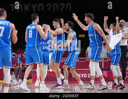 (210725) -- TOKYO, 25 luglio 2021 (Xinhua) -- i giocatori d'Italia festeggiano dopo la partita di basket maschile tra Germania e Italia a Tokyo, Giappone, 25 luglio 2021. (Xinhua/Meng Yongmin) Foto Stock