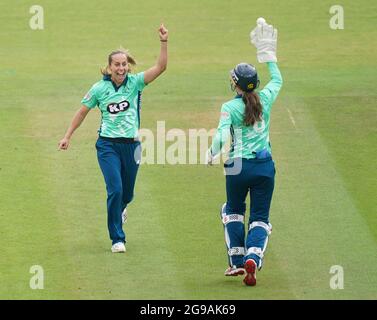 Tash Farrant (a sinistra) degli Oval Invincibles celebra il bowling di Freya Davies of the London Spirit, durante la partita dei cento al Lord's, Londra. Data immagine: Domenica 25 luglio 2021. Foto Stock