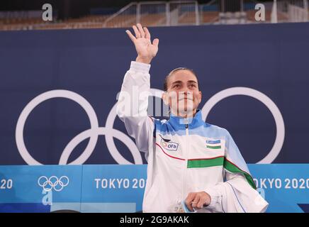 (210725) -- TOKYO, 25 luglio 2021 (Xinhua) -- Oksana Chusovitina dell'Uzbekistan reagisce dopo la qualificazione artistica femminile di ginnastica ai Giochi Olimpici di Tokyo 2020 a Tokyo, Giappone, 25 luglio 2021. (CAN Xinhua/Cao) Foto Stock