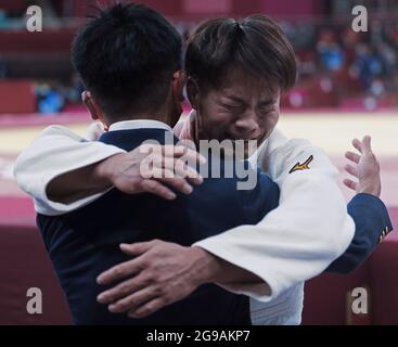 Tokyo, Giappone. 25 luglio 2021. Il giapponese Hifumi Abe abbraccia il suo allenatore dopo aver sconfitto il georgiano Vazha Margvelashvili per vincere la medaglia d'oro nella gara maschile JUDO 66kg alle Olimpiadi estive di Tokyo, Giappone, domenica 25 luglio 2021. Foto di Bob strong/UPI. Credit: UPI/Alamy Live News Foto Stock