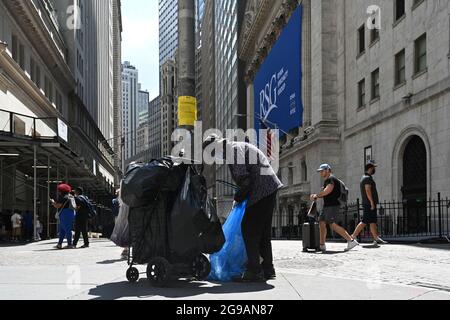 La gente passa accanto alla Borsa di New York su Wall Street a New York. Foto Stock