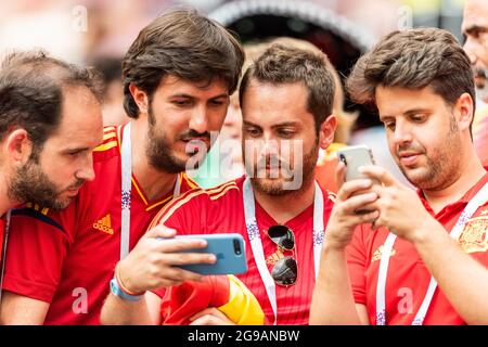 Mosca, Russia - 1 luglio 2018. Tifosi spagnoli che prendono un selfie allo stadio Luzhniki prima della Coppa del mondo FIFA 2018 Round del 16, Spagna vs Russia. Foto Stock