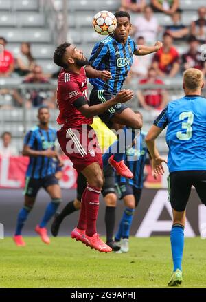 (210725) -- MONACO di BAVIERA, 25 luglio 2021 (Xinhua) -- Eric Maxim Chooppo-Moting (L) di Bayern Monaco vies per testata con Jurrien Timber di Ajax durante un incontro amichevole tra Bayern Monaco di Germania e Ajax Amsterdam dei Paesi Bassi a Monaco di Baviera, Germania, 24 luglio 2021. La partita si è conclusa 2-2. (Foto di Philippe Ruiz/Xinhua) Foto Stock