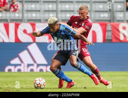 (210725) -- MONACO di BAVIERA, 25 luglio 2021 (Xinhua) -- Michael Cuisance (R) del Bayern Monaco vies con David Neres di Ajax durante un amichevole tra Bayern Monaco di Germania e Ajax Amsterdam dei Paesi Bassi a Monaco di Baviera, Germania, 24 luglio 2021. La partita si è conclusa 2-2. (Foto di Philippe Ruiz/Xinhua) Foto Stock