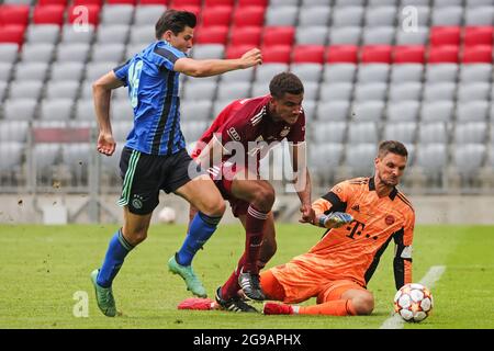 (210725) -- MONACO di BAVIERA, 25 luglio 2021 (Xinhua) -- Jamie Lawrence (C) e portiere Sven Ulreich (R) di Bayern Monaco di Baviera vie con Jurgen Ekkelenkamp di Ajax durante un incontro amichevole tra Bayern Monaco di Germania e Ajax Amsterdam dei Paesi Bassi a Monaco di Baviera, Germania, 24 luglio 2021. La partita si è conclusa 2-2. (Foto di Philippe Ruiz/Xinhua) Foto Stock