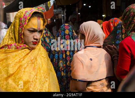 Un devoto in un vicolo di Mathura, il giorno della festa di Holi. Foto Stock