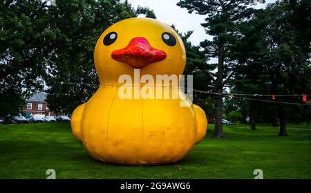 WESTPORT, CT, USA - 24 LUGLIO 2021: Grande anatra gialla simbolica vicino alla biblioteca per la Grande Duck Race Foto Stock