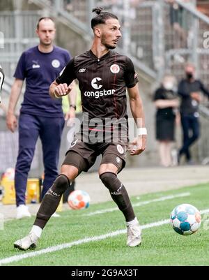 Amburgo, Germania. 25 luglio 2021. Calcio: 2. Bundesliga, FC St. Pauli - Holstein Kiel, giorno 1. Il Leart Paqarada di St Pauli gioca una palla. Credito: Axel Heimken/dpa - NOTA IMPORTANTE: In conformità con le norme del DFL Deutsche Fußball Liga e/o del DFB Deutscher Fußball-Bund, è vietato utilizzare o utilizzare fotografie scattate nello stadio e/o della partita sotto forma di sequenze fotografiche e/o serie fotografiche di tipo video./dpa/Alamy Live News Foto Stock