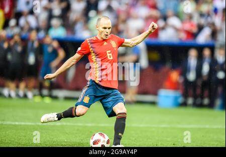 Mosca, Russia – 1 luglio 2018. Il centrocampista della nazionale di calcio spagnola Andres Iniesta ha eseguito un calcio di punizione durante uno sparo di punizione in FIFA Worl Foto Stock