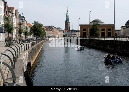 Copenhagen, Danimarca., 25 luglio 2021, Vista della zona più famosa della capitale Gammel Strand Canal e più famoisu staue hsve sono stati spostati da un Copenhage Foto Stock