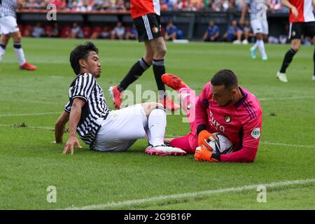 ROTTERDAM, PAESI BASSI - LUGLIO 25: Portiere Justin Bijlow di Feyenoord, Shinji Kagawa di PAOK Salonicco durante la partita amichevole del Club tra Feyenoord e PAOK Salonicco a de Kuip il 25 luglio 2021 a Rotterdam, Paesi Bassi (Foto di Herman Dingler/Orange Pictures) Credit: Orange Pics BV/Alamy Live News Foto Stock