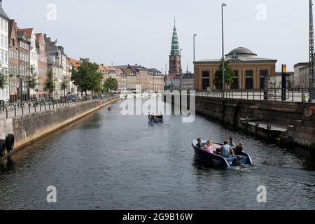 Copenhagen, Danimarca., 25 luglio 2021, Vista della zona più famosa della capitale Gammel Strand Canal e più famoisu staue hsve sono stati spostati da un Copenhage Foto Stock