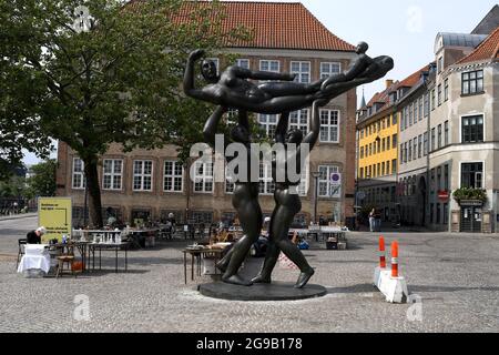 Copenhagen, Danimarca., 25 luglio 2021, Vista della zona più famosa della capitale Gammel Strand Canal e più famoisu staue hsve sono stati spostati da un Copenhage Foto Stock