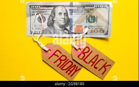 Sfondo Black friday, testo nero friday con soldi su sfondo giallo, spazio per la copia del testo. Black friday testo di vendita scritto su un blocco note con un Foto Stock