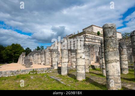 Grupo de las MIL Columnas (Gruppo delle Mille colonne) al centro del sito archeologico di Chichen Itza a Yucatan, Messico. Chichen Itza è un UNES Foto Stock