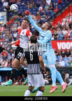 ROTTERDAM, PAESI BASSI - LUGLIO 25: Robert Bozenik di Feyenoord, portiere Alexandros Paschalakis di PAOK Salonicco durante la partita amichevole tra Feyenoord e PAOK Salonicco a de Kuip il 25 luglio 2021 a Rotterdam, Paesi Bassi (Foto di Herman Dingler/Orange Pictures) Credit: Orange Pics BV/Alamy Live News Credit: Orange Pics BV/Alamy Live News Foto Stock