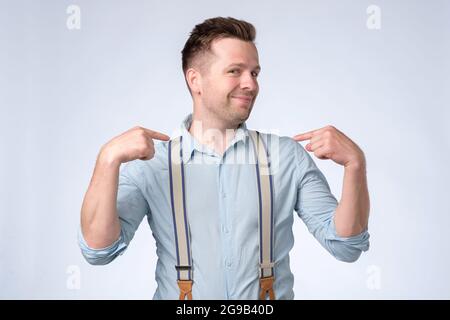 Un uomo arrogante abbraccio che punta al petto, dicendo con orgoglio che l'ho fatto io stesso. Foto Stock