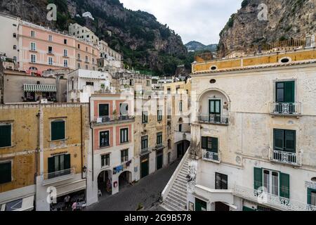 Veduta di Atrani, una piccola e pittoresca cittadina della Costiera Amalfitana e la più piccola città d'Italia. Atrani, Italia, giugno 2021 Foto Stock